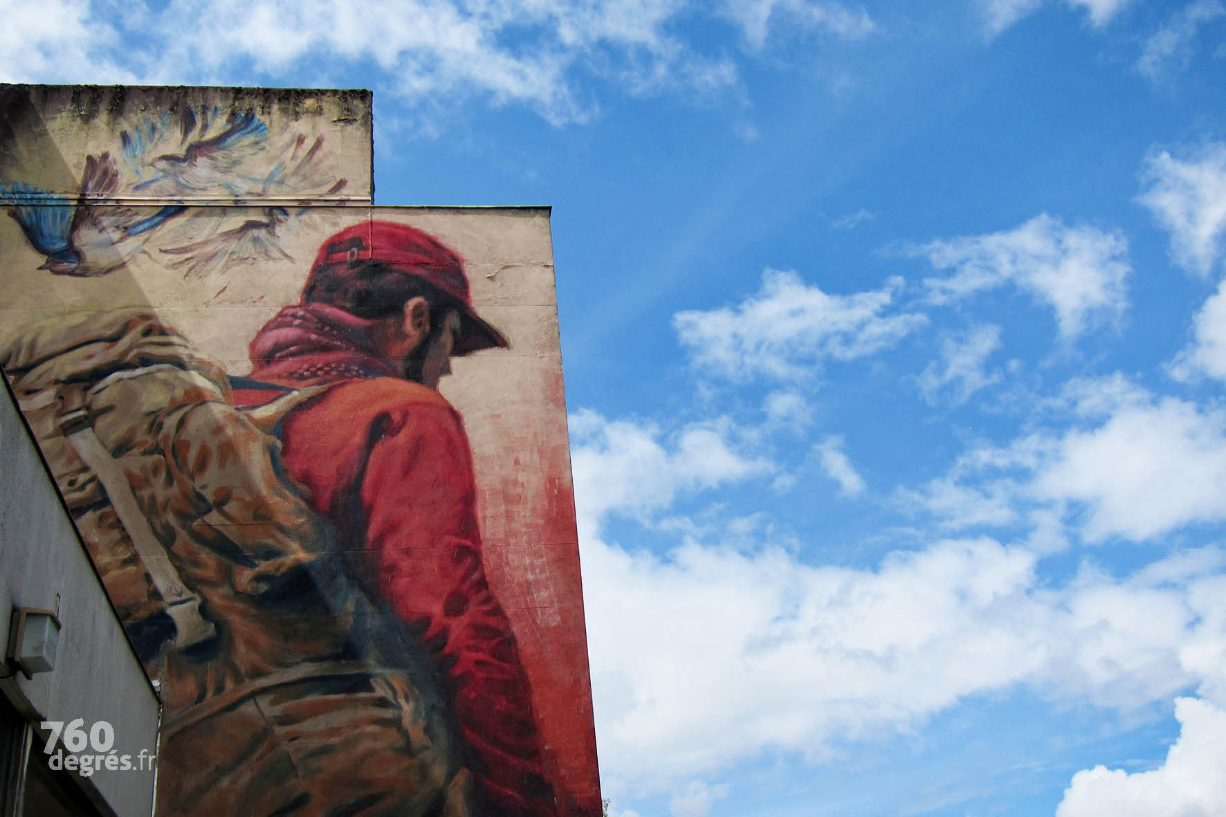 ALINIZ (Allemagne) "Le migrant et la liberté" - Cette peinture, réalisée uniquement à la patte de lapin, s'inspire d'une photo prise par l'artiste lors de son arrivée à Paris : en chemin pour sa résidence à Street Art City en 2016, il assiste impuissant à l'arrestation de jeunes migrants Syriens en gare de Lyon avec qui il avait fait le voyage.