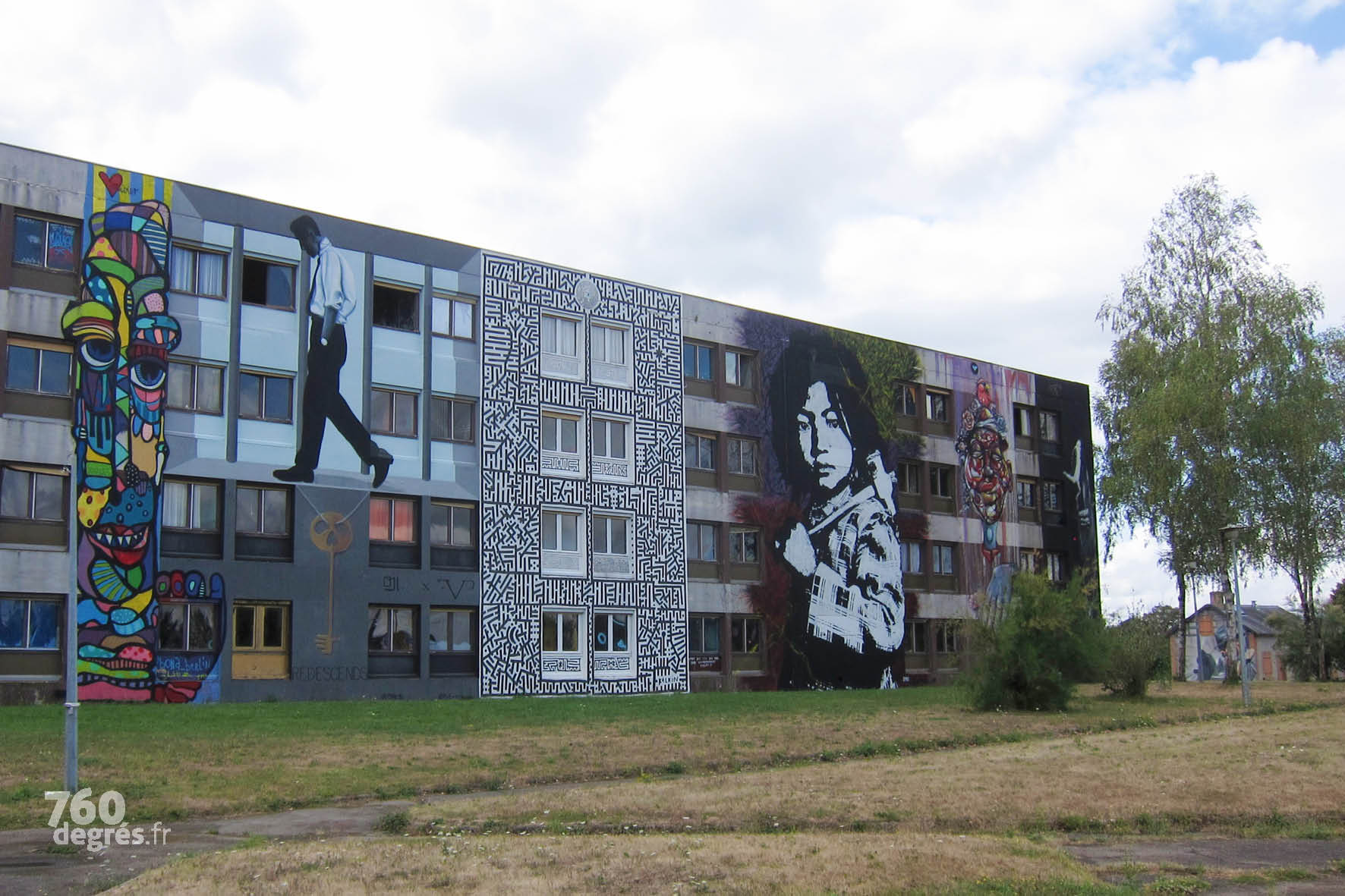 Le personnage cubiste de BONA (Allemagne), suivi de "Redescends !" de OJI & FVP (France), du labyrinthe au style très reconnaissable de KELKIN (France) et de l’impressionnant portrait réalisé par TED NOMAD (France), artiste originaire de Mâcon qui a passé plusieurs semaines à préparer puis à poser cette œuvre au pochoir d'une force remarquable.