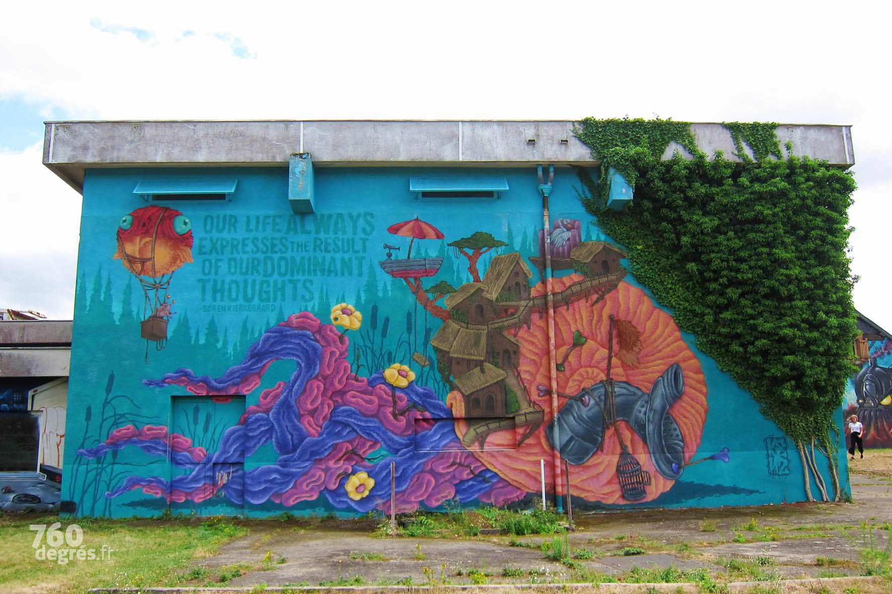 CARL KENZ (Allemagne) - En résidence à Lurcy-Levy, ce grand artiste d'outre-Rhin a passé cinq jours à peindre cette fresque immense, en intégrant totalement le lierre à sa création aquatique et aérienne.