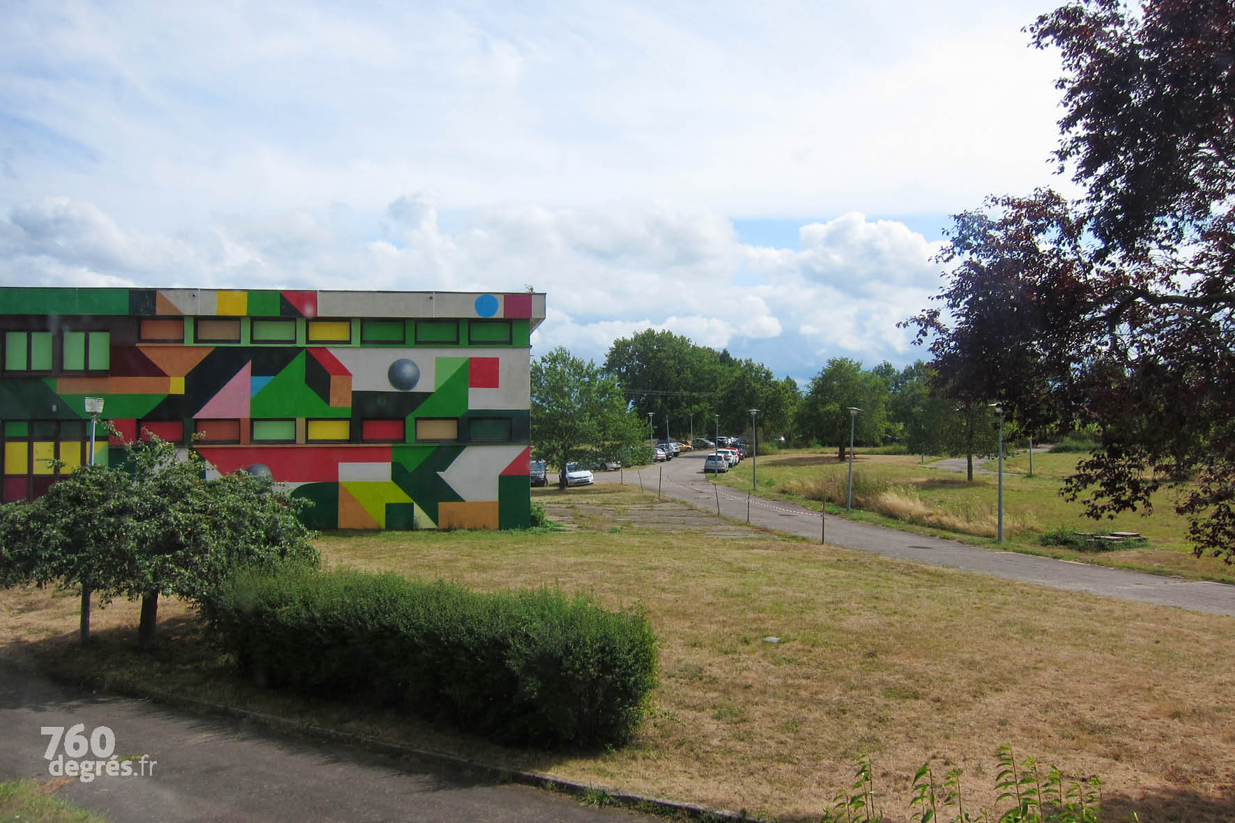 DEBENS (Espagne) - Fortement inspiré par le cubisme catalan, l'artiste espagnol a ici recouvert entièrement la façade d’une construction géométrique colorée.